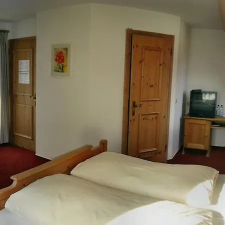 Zum Lowen מלון 3*